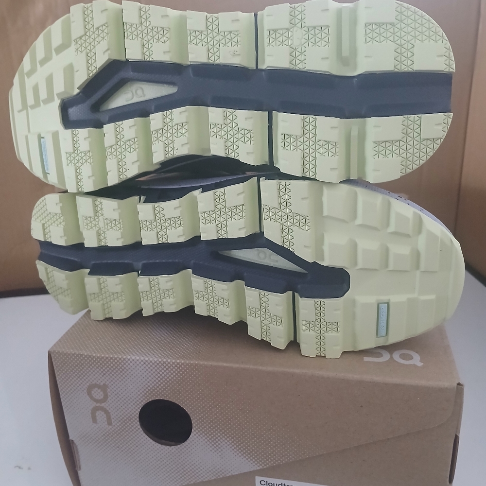 Womens NIB size 6.5 Cloudtrax is a versatile hiking shoe - Picture 4 of 6